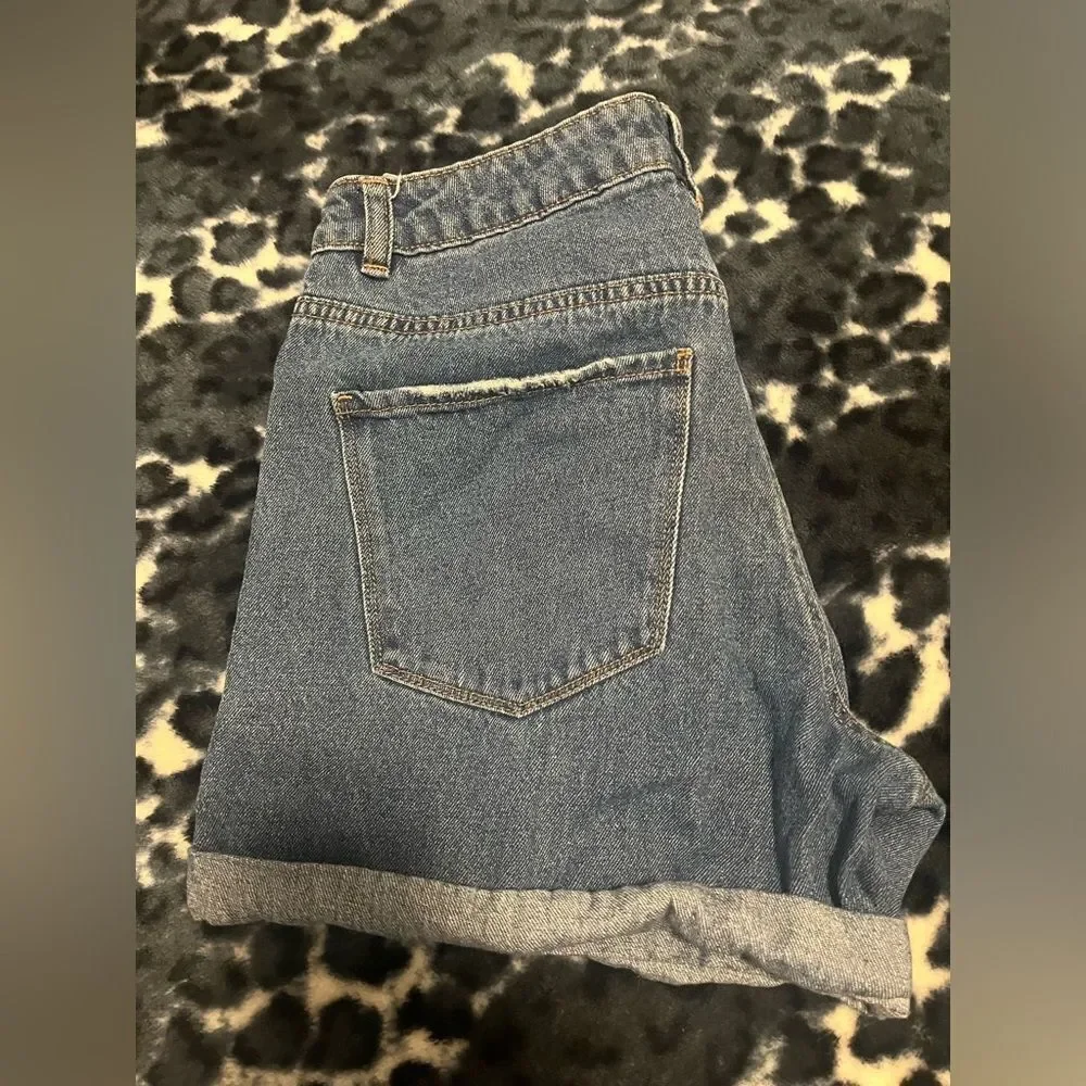 Vero Moda Casual High-Rise Shorts - Picture 3 of 3